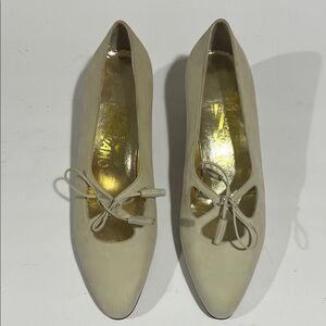 Salvatore Ferragamo Cream Suede Pointed-Toe Flats with Bow - brand new size 6.5